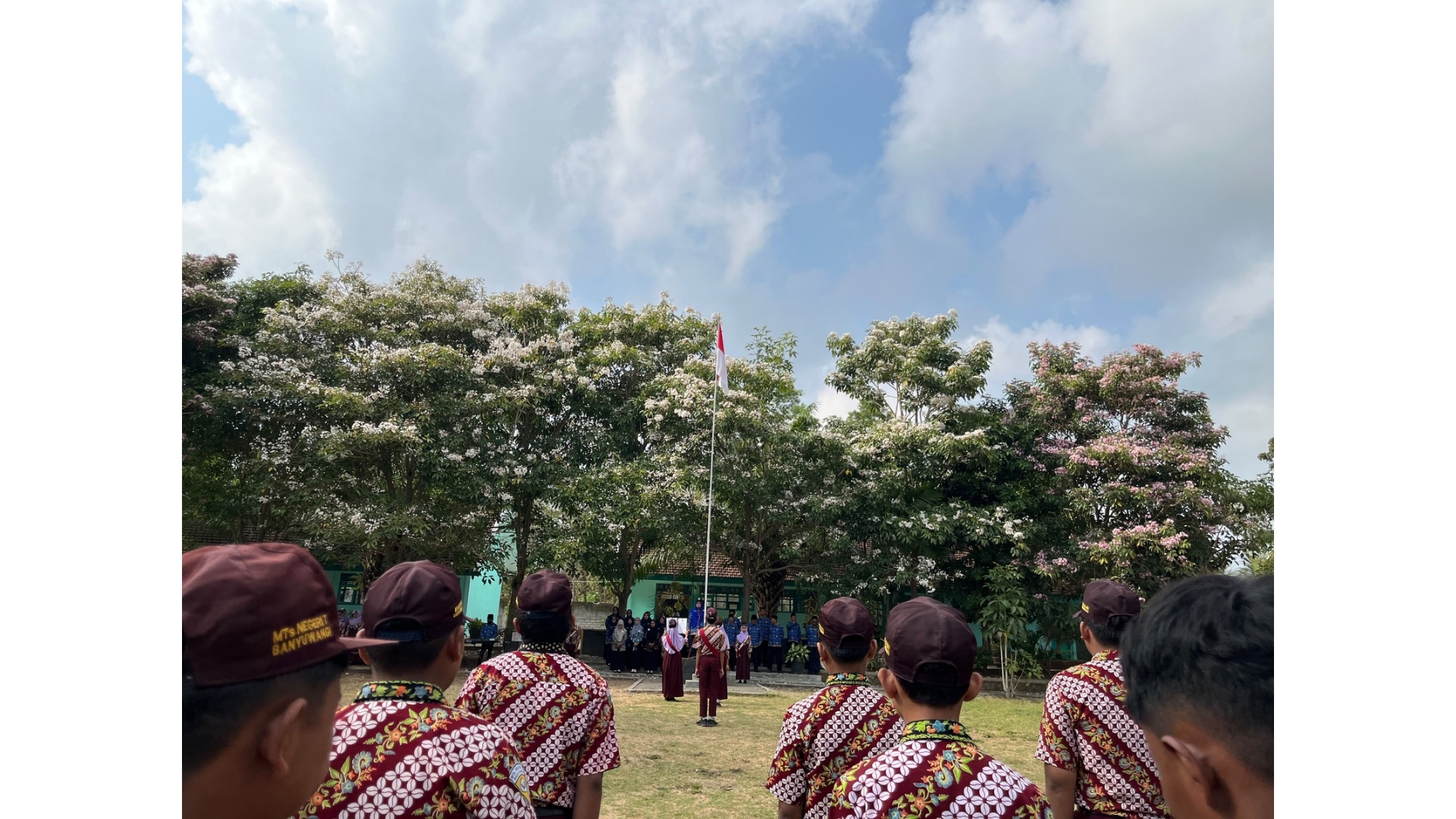 Upacara Hari Kesaktian Pancasila MTsN 7 Banyuwangi: Kobarkan Semangat Nasionalisme Lewat Lingkungan Sehat